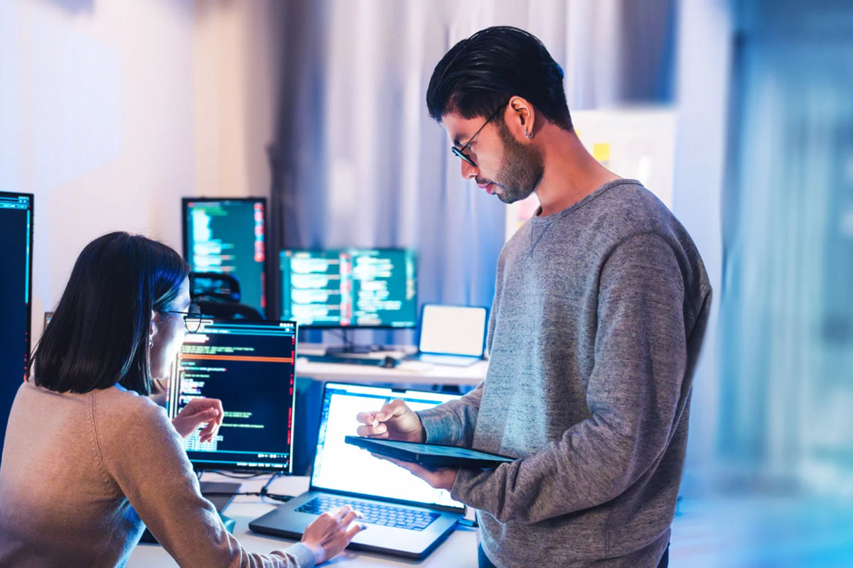 Executivos analisando indicadores